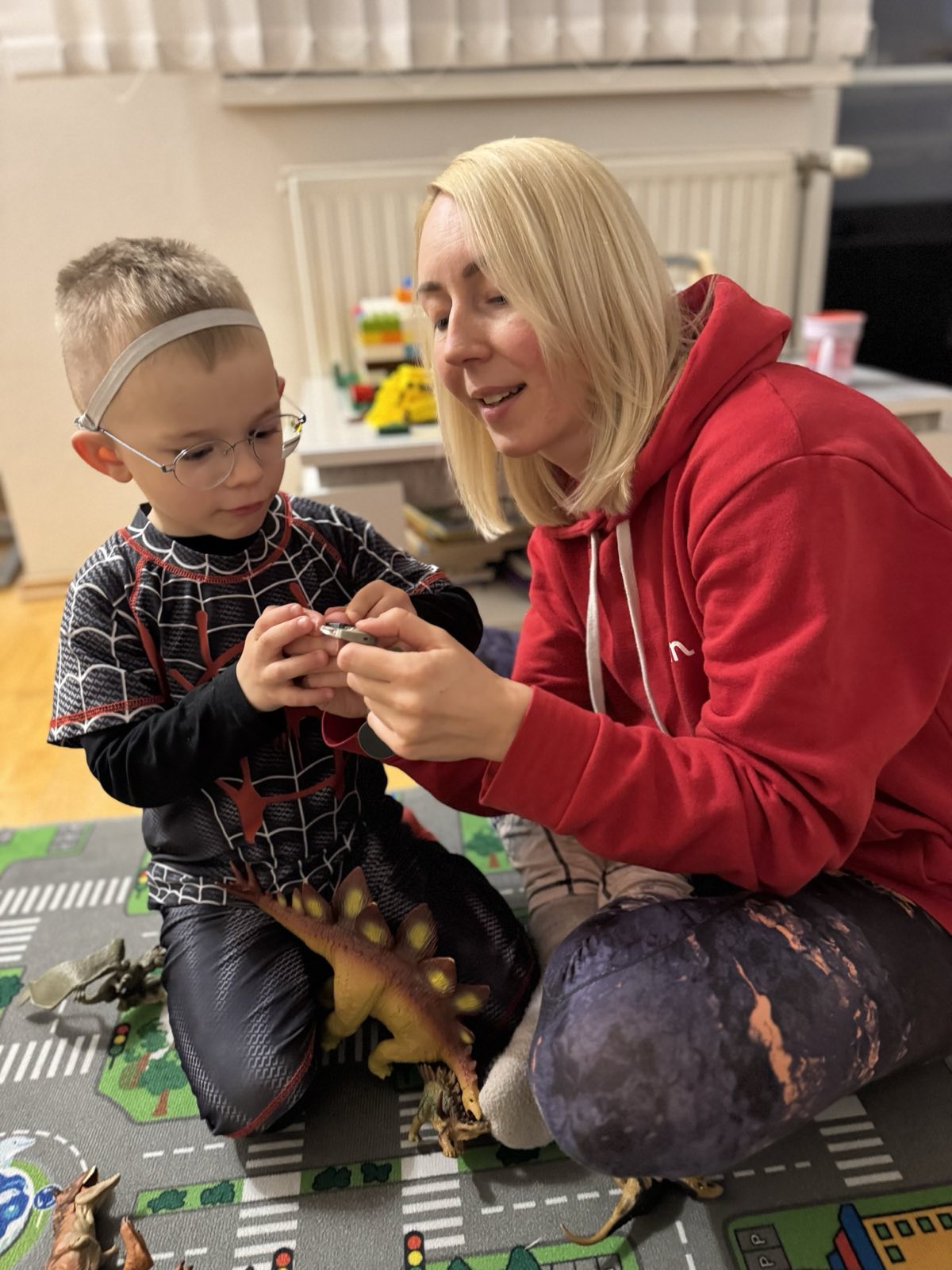 Kind und Elternteil wechseln die Batterien